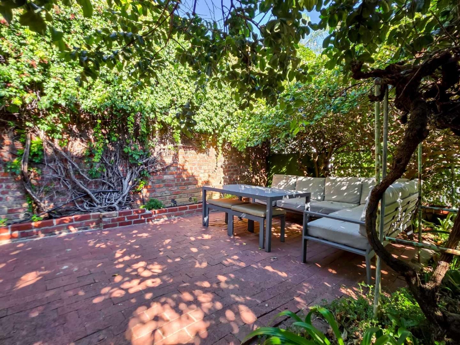 6 Bedroom Property for Sale in Green Point Western Cape